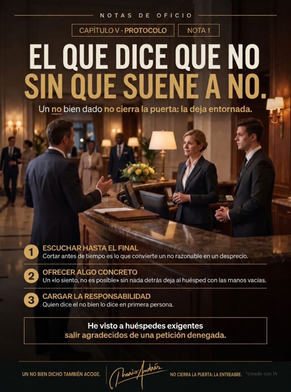 Lámina Notas de oficio: una recepcionista escucha a un huésped en el mostrador del hotel mientras un compañero atiende a su lado.